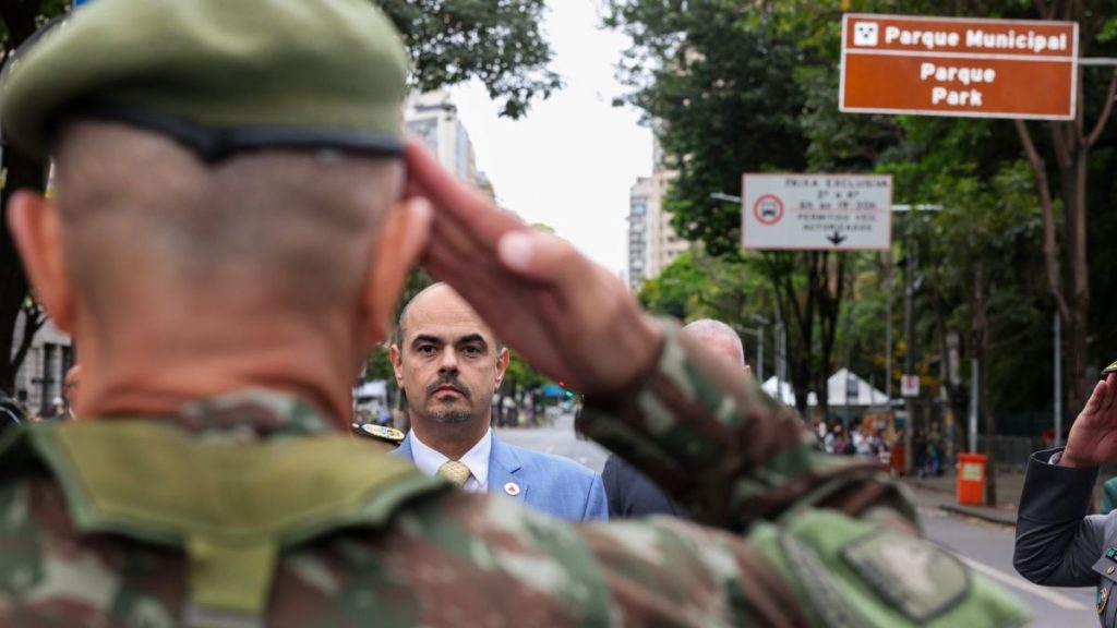 governador mateus simões continência polícia militar aumento
