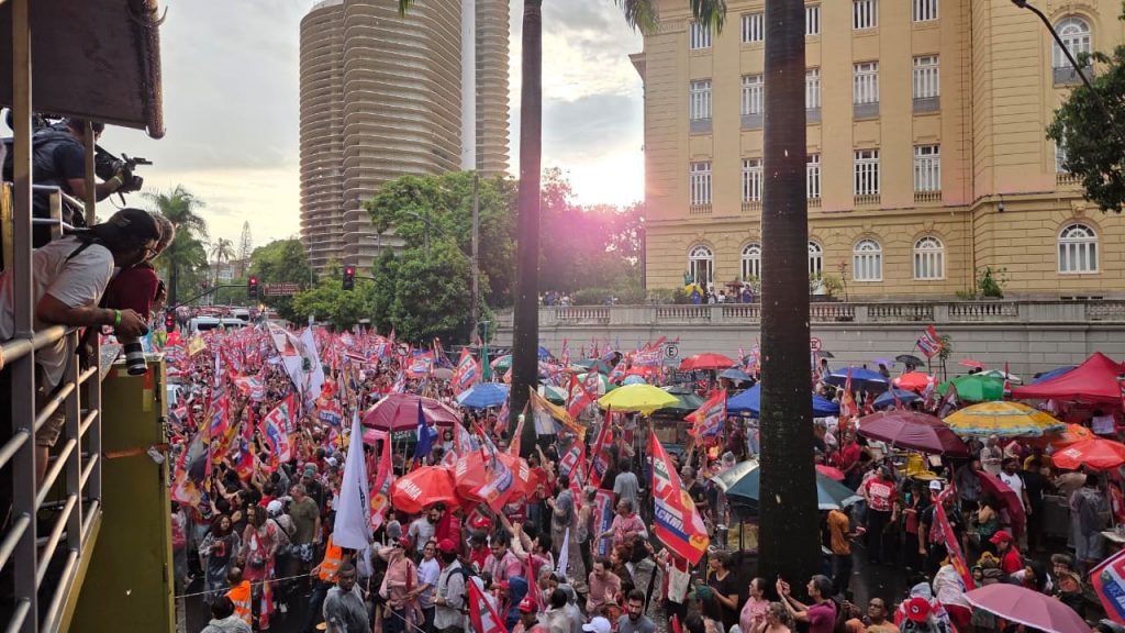 VÍDEO: Lula faz ato em BH às vésperas do primeiro turno