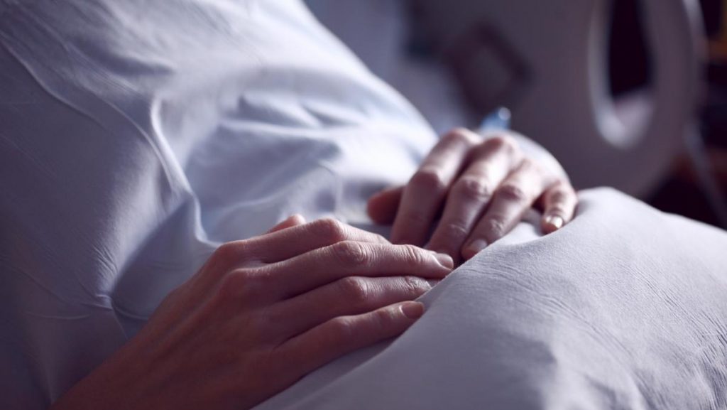 Mulher acamada sofre violência