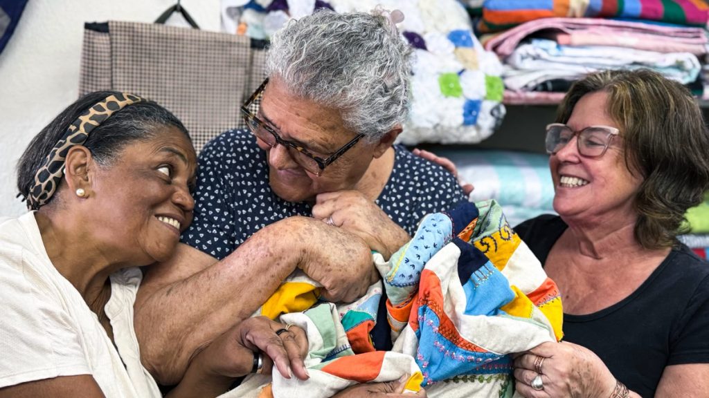Espetáculo de rua "Feito à mão" chega ao Barreiro com atores e moradores locais.