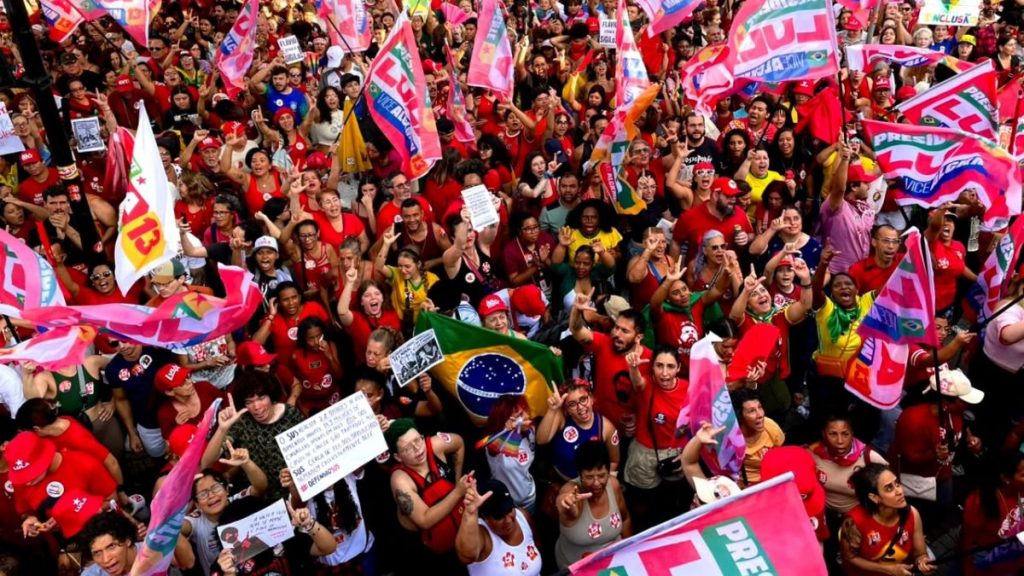 VÍDEO: Apoiadores de Lula se reúnem em passeata no Centro de BH