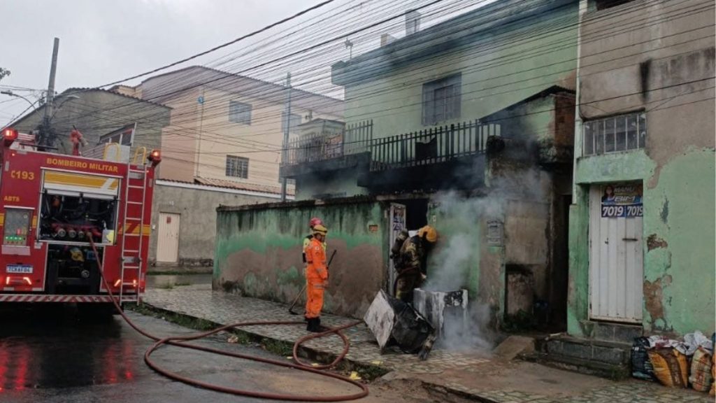 foto do local onde houve um incêndio que deixou uma pessoa morta no piratininga, bh