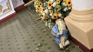 Imagem de Nossa Senhora do Rosário é danificada em ataque a igreja em Minas