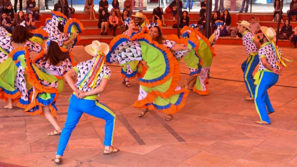 Grupo Sarandeiros apresenta espetáculo 'Aquarela Brasileira' na UFMG